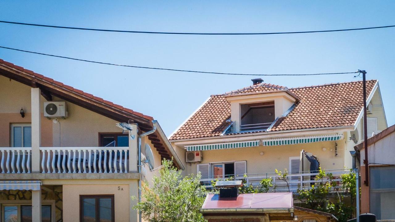 Kiwi Apartments Gornji Karin Eksteriør bilde
